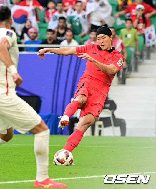 [OSEN=도하(카타르), 지형준 기자] 위르겐 클린스만 감독이 이끄는 대한민국 축구대표팀과 요르단의 2023 아시아축구연맹(AFC) 카타르 아시안컵 E조 2차전이 20일 오후(현지시간) 카타르 도하 알투마마 스타디움에서 열렸다.전반 대한민국 조규성이 슛을 시도하고 있다. 2024.01.20 /jpnews@osen.co.kr