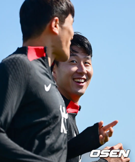 [OSEN=도하(카타르), 지형준 기자] 대한민국 축구대표팀이 21일(현지시간) 카타르 도하 알 에글라 트레이닝 센터에서 훈련을 가졌다.손흥민이 김민재와 조깅을 하며 미소짓고 있다. 2024.01.21 / jpnews.osen.co.kr