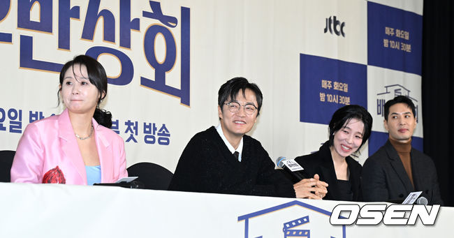 [OSEN=이대선 기자] 22일 오후 서울 마포구 스탠포드호텔코리아에서 JTBC 신규 예능 프로그램 ‘배우반상회’ 제작발표회가 열렸다.배우 김선영, 조한철, 차청화, 김지석이 취재진의 질문을 듣고 있다.  2023.12.22 /sunday@osen.co.kr