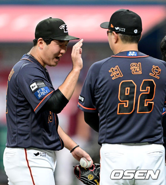 [OSEN=최규한 기자] 세이브를 거둔 한화 박상원이 최원호 감독과 기뻐하고 있다. 2023.09.10 / dreamer@osen.co.kr