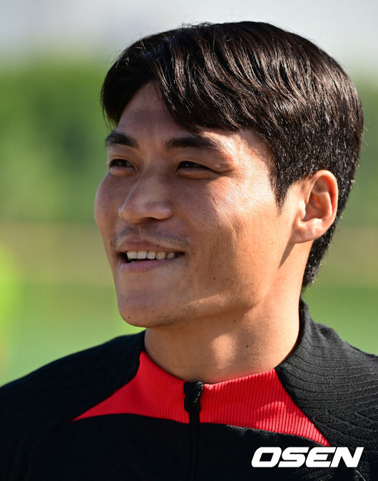 [OSEN=도하(카타르), 지형준 기자] 대한민국 축구대표팀이 23일(현지시간) 카타르 도하 알 에글라 트레이닝 센터에서 훈련을 가졌다.박진섭이 훈련에 앞서 인터뷰를 하고 있다. 2024.01.23 / jpnews.osen.co.kr