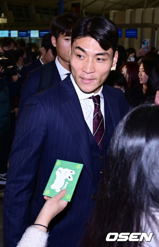 [OSEN=인천공항, 김성락 기자] 2일 오후 위르겐 클린스만 감독이 이끄는 한국 축구대표팀이 아시아축구연맹(AFC) 카타르 아시안컵을 앞두고 전지훈련을 위해 인천국제공항을 통해 아랍에미리트(UAE) 두바이로 출국했다. 대표팀 박진섭이 출국장으로 향하고 있다. 2024.01.02 / ksl0919@osen.co.kr
