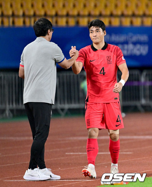 [OSEN=진화(중국), 최규한 기자] 21일 오후 중국 진화 스타디움에서 '제19회 항저우아시아게임' 남자축구 조별리그 E조 2차전 대한민국과 태국의 경기가 열렸다.후반 한국 박진섭이 교체되며 황선홍 감독과 인사를 나누고 있다. 2023.09.21 / dreamer@osen.co.kr