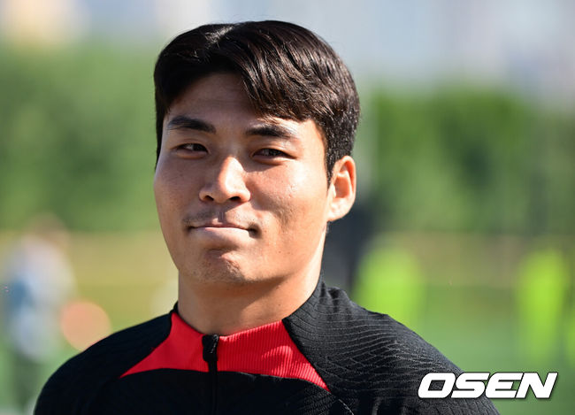[OSEN=도하(카타르), 지형준 기자] 대한민국 축구대표팀이 23일(현지시간) 카타르 도하 알 에글라 트레이닝 센터에서 훈련을 가졌다.박진섭이 훈련에 앞서 인터뷰를 하고 있다. 2024.01.23 / jpnews.osen.co.kr