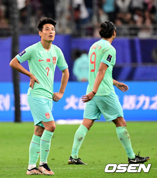 [OSEN=도하(카타르), 지형준 기자] 대굴욕이다. 중국 축구가 사상 최초로 조별리그 3경기에서 한 골도 넣지 못했다.중국은 23일 0시(이하 한국 시간) 카타르 알라이얀 칼리파 인터내셔널 스타디움에서 열린 2023 아시아축구연맹(AFC) 카타르 아시안컵 A조 3차전에서 카타르에 0-1로 패했다.결국 중국은 3경기 2무 1패, 0득점 1실점이라는 굴욕적인 성적표로 조별리그를 마감했다. 중국이 조별리그 3경기에서 단 1승도 거두지 못한 것, 그리고 한 골도 넣지 못한 것 모두 역사상 처음 있는 일이다.경기를 마치고 중국 우레이가 아쉬워하고 있다. 2024.01.22 / jpnews.osen.co.kr