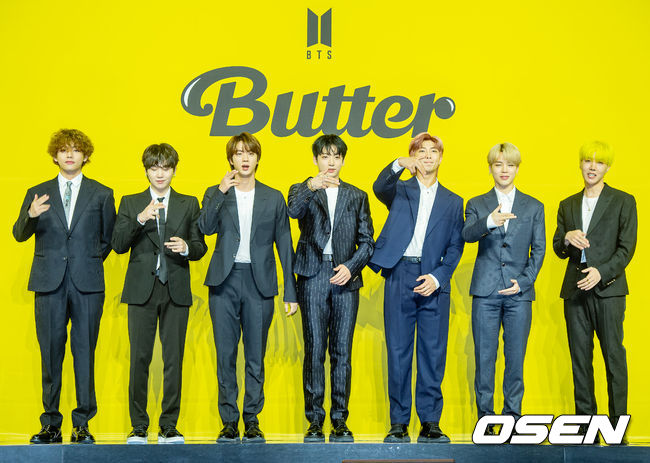 [OSEN=민경훈 기자] 21일 오후 서울 송파구 올림픽공원 올림픽홀에서 방탄소년단(BTS)의 새 디지털 싱글 'Butter' 발매 기념 글로벌 기자간담회 포토타임이 진행됐다.그룹 방탄소년단(RM, 진, 슈가, 제이홉, 지민, 뷔, 정국)의 새 싱글 'Butter'는 오늘(21일) 오후 1시(한국시각)에 전 세계 동시에 발매된다. 방탄소년단의 새 디지털 싱글 'Butter'는 마음을 흔드는 방탄소년단의 귀여운 고백을 담은 청량하고 중독성 강한 댄스 팝 장르의 서머송이다. 버터처럼 부드럽게 스며드는 방탄소년단의 독보적인 매력을 느낄 수 있는 곡으로 방탄소년단만의 음악적 스타일을 더한 것으로 알려져 기대를 모으고 있다.방탄소년단(BTS) 멤버들이 무대 위에서 포토타임을 갖고 있다./ rumi@osen.co.kr