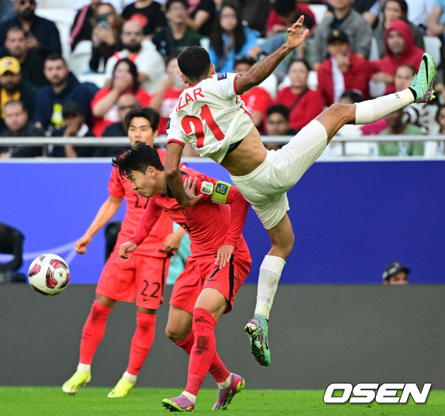 [OSEN=도하(카타르), 지형준 기자] 위르겐 클린스만 감독이 이끄는 대한민국 축구대표팀과 요르단의 2023 아시아축구연맹(AFC) 카타르 아시안컵 E조 2차전이 20일 오후(현지시간) 카타르 도하 알투마마 스타디움에서 열렸다.후반 대한민국 손흥민과 요르단이 충돌하고 있다. 2024.01.20 /jpnews@osen.co.kr