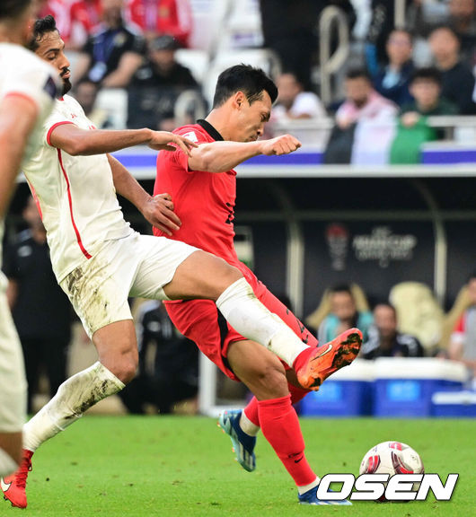 [OSEN=도하(카타르), 지형준 기자] 위르겐 클린스만 감독이 이끄는 대한민국 축구대표팀과 요르단의 2023 아시아축구연맹(AFC) 카타르 아시안컵 E조 2차전이 20일 오후(현지시간) 카타르 도하 알투마마 스타디움에서 열렸다.전반 대한민국 이기제가 슛을 시도하고 있다. 2024.01.20 /jpnews@osen.co.kr
