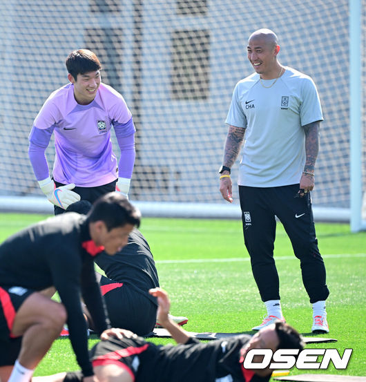 [OSEN=도하(카타르), 지형준 기자] 대한민국 축구대표팀이 23일(현지시간) 카타르 도하 알 에글라 트레이닝 센터에서 훈련을 가졌다.부상 낙마한 김승규의 빈자리를 메울 연습 파트너 김준홍이 훈련을 하며 차두리 코치와 이야기를 나누고 있다. 2024.01.23 / jpnews.osen.co.kr