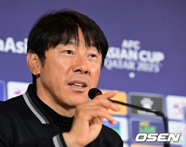 [OSEN=도하(카타르), 지형준 기자] 인도네시아 축구국가대표팀 신태용 감독이 23일(현지시간) 카타르 도하 메인미디어센터(MMC)에서 열린 공식 기자회견에 참석해 취재진의 질문에 답을 하고 있다. 2024.01.23 / jpnews.osen.co.kr