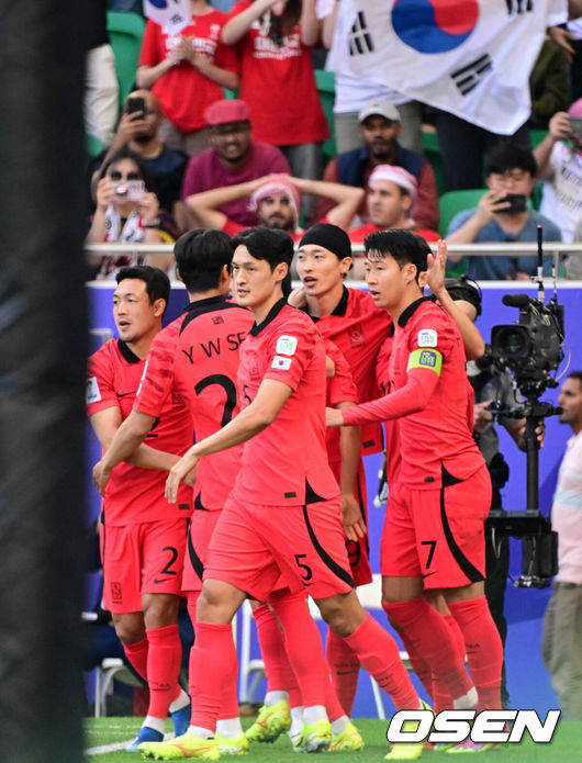 [OSEN=도하(카타르), 지형준 기자] 위르겐 클린스만 감독이 이끄는 대한민국 축구대표팀과 요르단의 2023 아시아축구연맹(AFC) 카타르 아시안컵 E조 2차전이 20일 오후(현지시간) 카타르 도하 알투마마 스타디움에서 열렸다.전반 대한민국 대표팀이 손흥민의 페널티킥 선제골에 함께 기뻐하고 있다. 2024.01.20 /jpnews@osen.co.kr