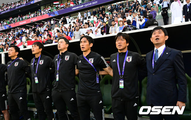 [OSEN=알 라이얀(카타르), 지형준 기자] 아시아 최강을 자부하던 일본이 제대로 쓰러졌다.국제축구연맹(FIFA) 랭킹 17위 일본 축구대표팀은 19일 오후 8시 30분(한국시간) 카타르 알라이얀 에듀케이션 시티 스타디움에서 열린 2023 아시아축구연맹(AFC) 아시안컵 D조 2차전에서 FIFA 랭킹 63위 이라크에 1-2로 패했다.이로써 일본은 1승 1패, 승점 3점으로 조 2위에 자리했다. 이라크가 2승, 승점 6점으로 1위를 차지했다. 일본은 마지막 3차전에서 신태용 감독이 이끄는 인도네시아를 반드시 꺾어야 하게 됐다.일본 모리야스 하지메 감독과 코칭스태프가 국민의례를 하고 있다. 2024.01.19 / jpnews.osen.co.kr