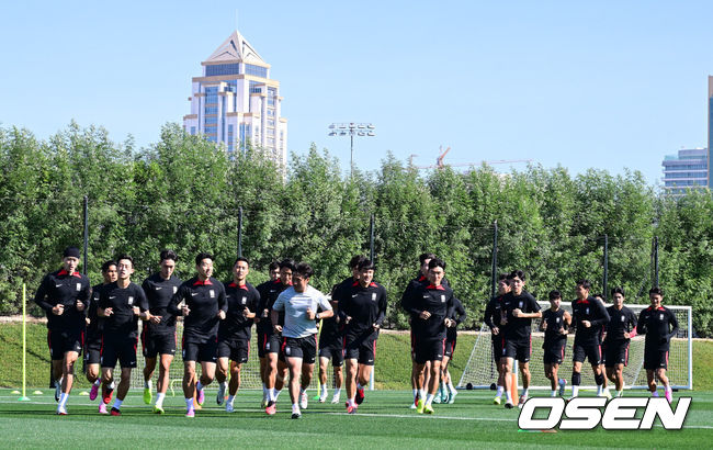 [OSEN=도하(카타르), 지형준 기자] 대한민국 축구대표팀이 24일(현지시간) 카타르 도하 알 에글라 트레이닝 센터에서 훈련을 가졌다.대표팀 선수들이 조깅으로 몸을 풀고 있다. 2024.01.24 / jpnews.osen.co.kr
