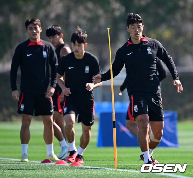 [OSEN=도하(카타르), 지형준 기자] 대한민국 축구대표팀이 24일(현지시간) 카타르 도하 알 에글라 트레이닝 센터에서 훈련을 가졌다.황희찬이 훈련을 하고 있다. 2024.01.24 / jpnews.osen.co.kr