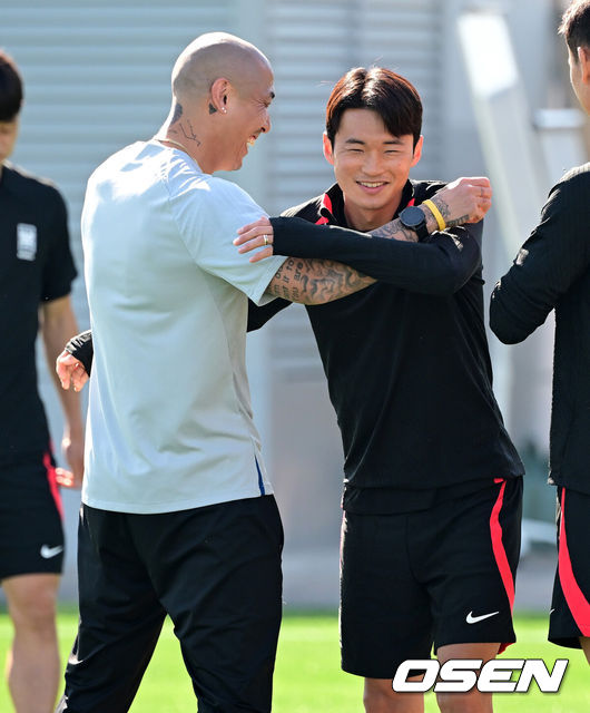 [OSEN=도하(카타르), 지형준 기자] 대한민국 축구대표팀이 24일(현지시간) 카타르 도하 알 에글라 트레이닝 센터에서 훈련을 가졌다.훈련에 앞서 차두리 코치와 김진수가 이야기를 나누고 있다. 2024.01.24 / jpnews.osen.co.kr