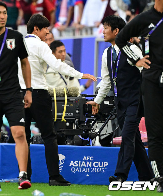 [OSEN=도하(카타르), 지형준 기자] 일본이 신태용 감독의 인도네시아를 물리쳤다. 그 덕분에 한국 역시 16강 진출이 조기 확정됐다.일본은 24일 오후 8시 30분(이하 한국시간) 카타르 도하 알투마마 스타디움에서 열린 2023 아시아축구연맹(AFC) 카타르 아시안컵 조별리그 D조 3차전에서 인도네시아를 3-1로 제압했다.이로써 일본은 승점 6점을 기록하며 조 2위로 16강에 진출했다. 인도네시아는 승점 3점(득실 -2)으로 조 3위로 조별리그를 마감했다. 다만 이번 대회는 각 조 3위 6팀 중 상위 4팀까지 16강에 오르기 때문에 인도네시아 역시 16강 가능성이 남아있다.인도네시아 신태용 감독과 일본 모리야스 하지메 감독이 인사를 나누고 있다. 2024.01.24 /jpnews@osen.co.kr
