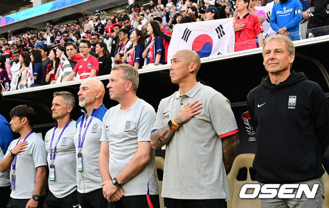 [OSEN=도하(카타르), 지형준 기자] 위르겐 클린스만 감독이 이끄는 대한민국 축구대표팀은 20일 오후 8시 30분(이하 한국시간) 카타르 도하 알투마마 스타디움에서 열린 요르단과 2023 아시아축구연맹(AFC) 카타르 아시안컵 조별리그 E조 2차전에서 2-2로 비겼다.대한민국 클린스만 감독을 비롯한 코칭스태프가 국민의례를 하고 있다. 2024.01.20 /jpnews@osen.co.kr