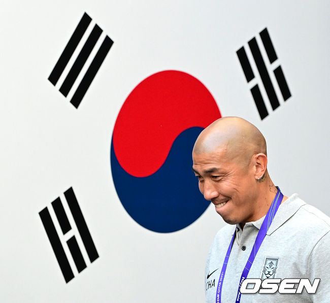 [OSEN=도하(카타르), 지형준 기자] 위르겐 클린스만 감독이 이끄는 대한민국 축구대표팀은 20일 오후 8시 30분(이하 한국시간) 카타르 도하 알투마마 스타디움에서 열린 요르단과 2023 아시아축구연맹(AFC) 카타르 아시안컵 조별리그 E조 2차전에서 2-2로 비겼다.대한민국 차두리 코치가 경기를 준비하고 있다. 2024.01.20 /jpnews@osen.co.kr