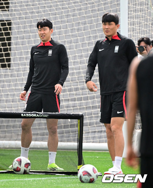 [OSEN=도하(카타르), 지형준 기자] 대한민국 축구대표팀이 27일(현지시간) 카타르 도하 알 에글라 트레이닝 센터에서 훈련을 가졌다.손흥민, 김민재가 훈련을 준비하고 있다. 2024.01.27 / jpnews.osen.co.kr