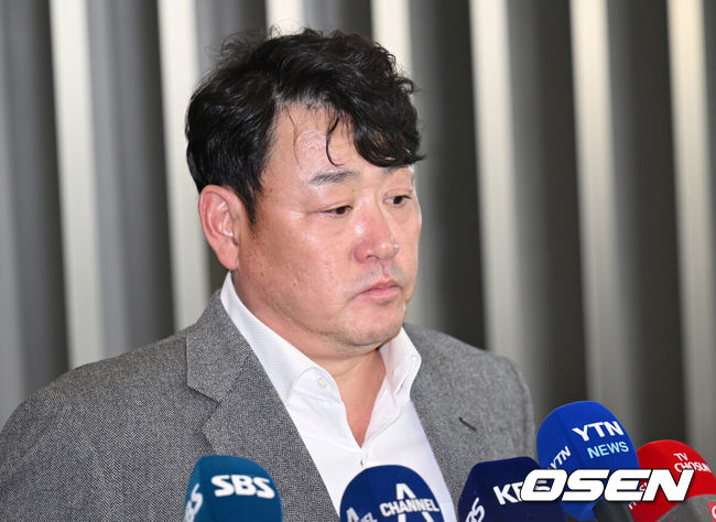 [OSEN=인천공항, 김성락 기자] 29일 오후 진갑용 KIA 타이거즈 감독 대행이 2024 전지훈련을 위해 인천국제공항을 통해 호주 캔버리로 출국했다. KIA 진갑용 수석코치가 취재진의 질문에 대답하고 있다. 2024.01.29 / ksl0919@osen.co.kr