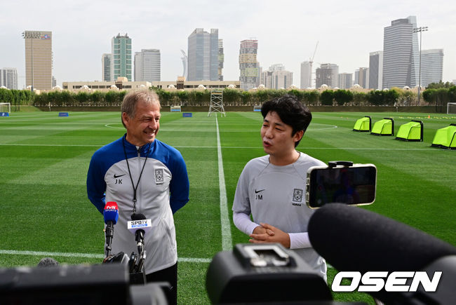 [OSEN=도하(카타르), 지형준 기자] 대한민국 축구대표팀이 27일(현지시간) 카타르 도하 알 에글라 트레이닝 센터에서 훈련을 가졌다.위르겐 클린스만 감독이 훈련에 앞서 인터뷰를 하고 있다. 2024.01.27 / jpnews.osen.co.kr