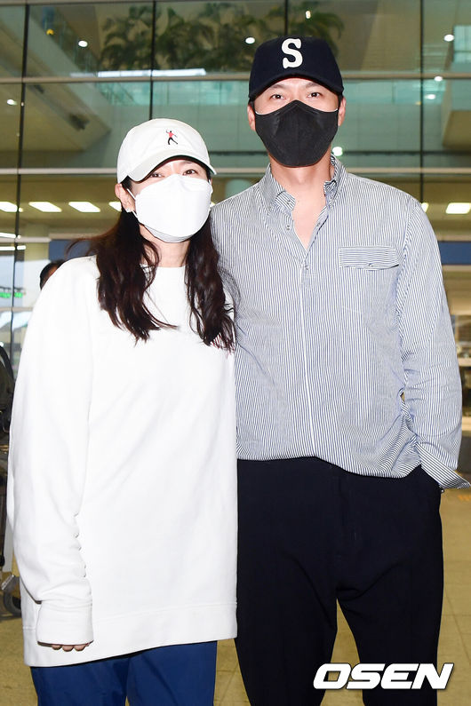 [OSEN=인천공항, 민경훈 기자] 배우 현빈, 손예진 부부가 신혼여행을 마치고 28일 오후 인천 중구 운서동 인천국제공항 제 2여객터미널을 통해 미국에서 입국했다.배우 현빈과 손예진 부부가 입국장을 통해 들어온 후 포즈를 취하고 있다. 2022.04.28 /rumi@osen.co.kr