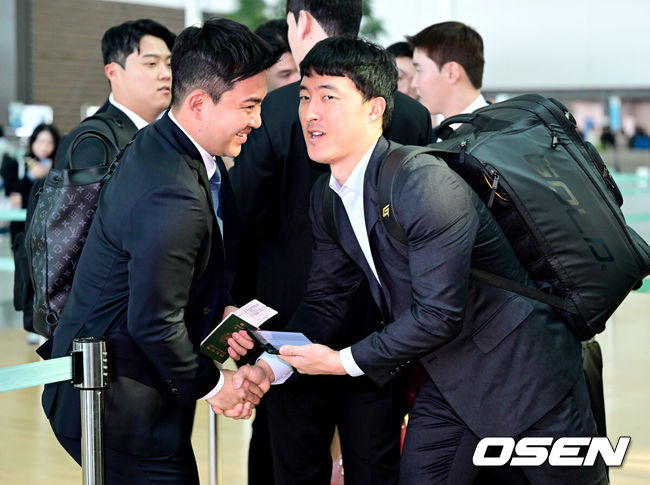 [OSEN=인천공항, 최규한 기자] 김태형 감독이 이끄는 롯데 자이언츠 선수단 및 코칭스태프가 2024년 시즌을 준비하기 위해 31일 오후 인천공항을 통해 스프링캠프지 괌으로 출국했다. 롯데에 합류한 김민성과 노진혁이 출국을 앞두고 인사를 나누고 있다. 2024.01.31 / dreamer@osen.co.kr