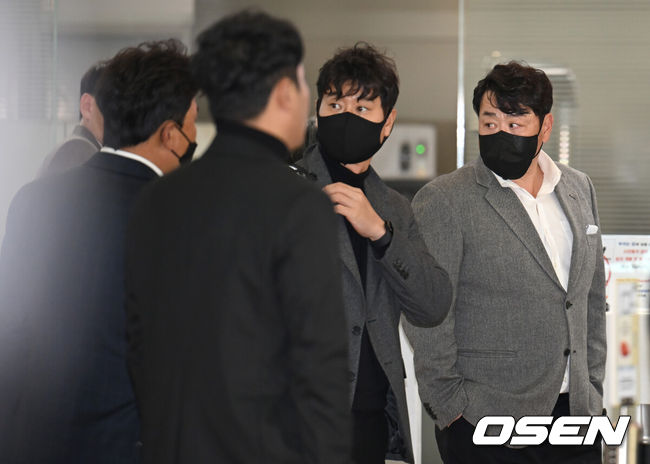 [OSEN=인천공항, 김성락 기자] 29일 오후 진갑용 KIA 타이거즈 감독 대행이 2024 전지훈련을 위해 인천국제공항을 통해 호주 캔버리로 출국했다. KIA 진갑용 감독 대행과 코치진이 출국장으로 향하고 있다. 2024.01.29 / ksl0919@osen.co.kr