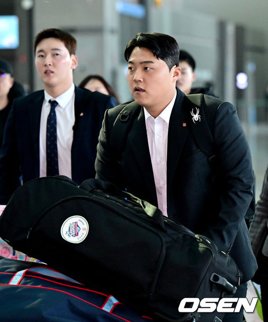 [OSEN=인천공항, 최규한 기자] 김태형 감독이 이끄는 롯데 자이언츠 선수단 및 코칭스태프가 2024년 시즌을 준비하기 위해 31일 오후 인천공항을 통해 스프링캠프지 괌으로 출국했다. 롯데 한동희와 최준용을 비롯한 선수들이 출국장에 들어서고 있다. 2024.01.31 / dreamer@osen.co.kr