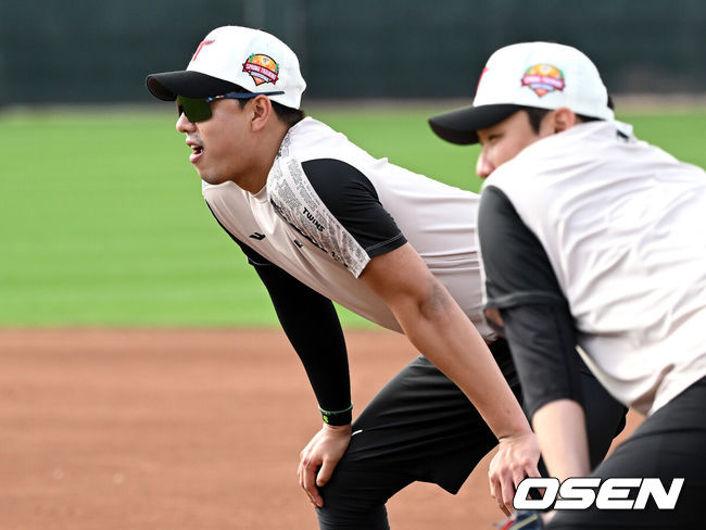 [OSEN=스코츠데일(미국 애리조나주), 이대선 기자] 2일(한국시간) 미국 애리조나주 스코츠데일에 위치한 인디언 스쿨 파크 베이스볼 필드에서 LG 트윈스의 스프링캠프가 진행됐다.LG 정우영이 투수조 훈련 때 주자 역할을 하고 있다. 2024.02.02 /sunday@osen.co.kr