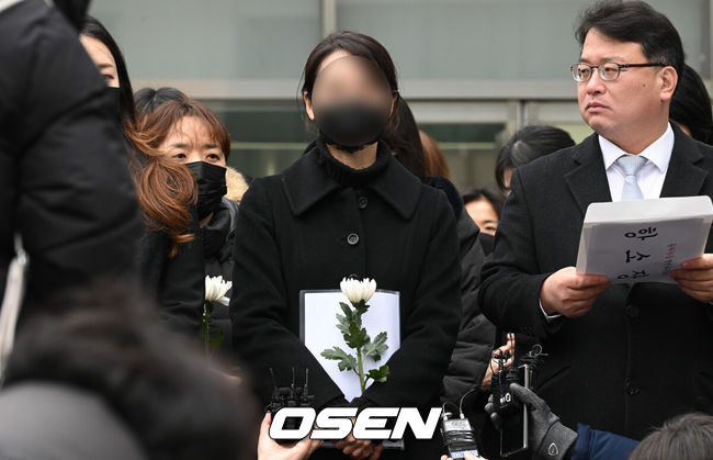 [OSEN=수원, 조은정 기자]웹툰작가 주호민으로부터 아동 학대 혐의로 고소를 당해 선고 유예 판결을 받은 특수교사 A씨가 6일 경기도 수원시 영통구 수원지방법원에서 기자회견을 열었다. 1심 법원은 지난 1일 A씨에게 벌금 200만원의 선고를 유예했다.특수교사 A씨가 기자회견에서 입장문을 읽고 있다. 2024.02.06 /cej@osen.co.kr