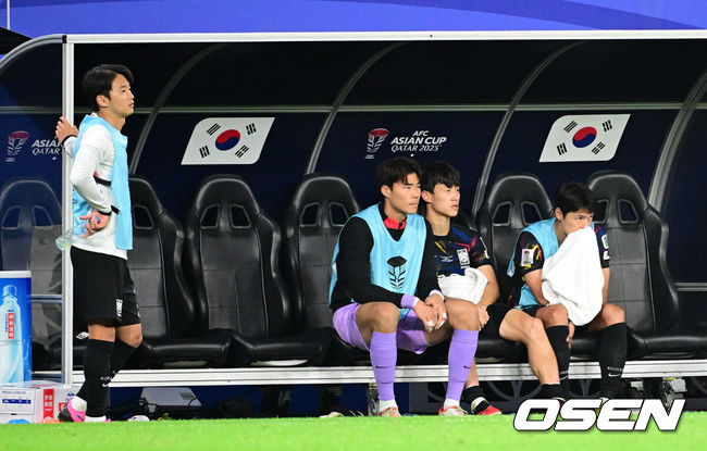 [OSEN=알라이얀(카타르), 지형준 기자] 한국이 결승 진출에 실패했다.위르겐 클린스만 감독이 이끄는 대한민국 축구대표팀은 7일 0시(한국시간) 카타르 알라이얀 아흐마드 빈 알리 스타디움에서 요르단과 2023 아시아축구연맹(AFC) 카타르 아시안컵 4강전을 치러 0-2로 패했다. 결승 진출에 실패했다. 동시에 64년 만의 우승도 일궈내지 못했다.후반 김진수, 송범근, 이재성, 박용우가 경기를 지켜보고 있다. 2024.02.07 / jpnews.osen.co.kr