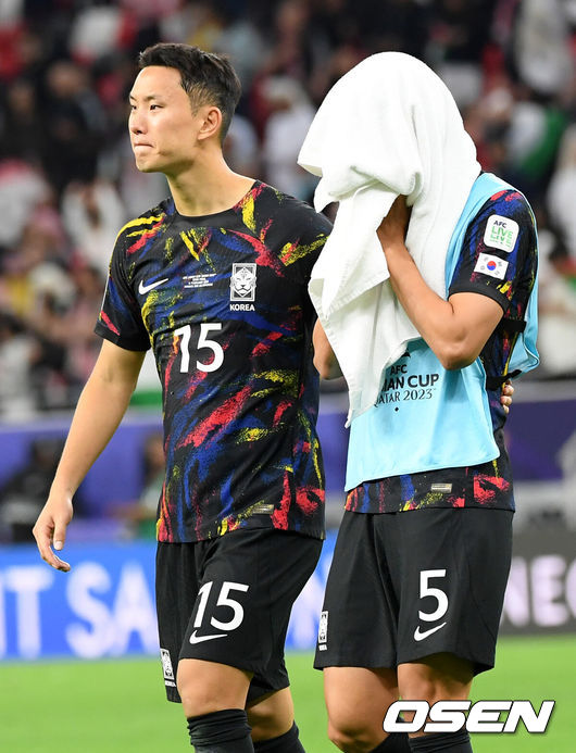 [OSEN=알라이얀(카타르), 지형준 기자] 한국이 결승 진출에 실패했다.위르겐 클린스만 감독이 이끄는 대한민국 축구대표팀은 7일 0시(이하 한국시간) 카타르 알라이얀 아흐마드 빈 알리 스타디움에서 요르단과 2023 아시아축구연맹(AFC) 카타르 아시안컵 4강전을 치러 0-2로 패했다. 결승 진출에 실패했다. 동시에 64년 만의 우승도 일궈내지 못했다.경기를 마치고 한국 정승현과 박용우가 팬들에게 인사한 뒤 피치를 나서고 있다. 2024.02.06 / jpnews.osen.co.kr