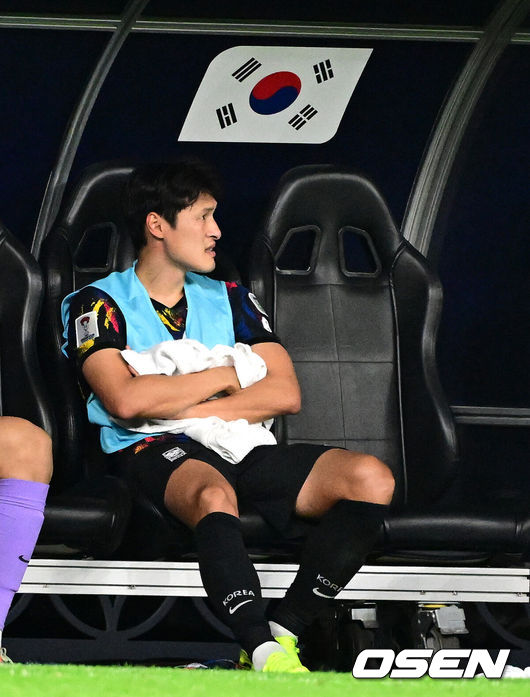 [OSEN=알라이얀(카타르), 지형준 기자] 한국이 결승 진출에 실패했다.위르겐 클린스만 감독이 이끄는 대한민국 축구대표팀은 7일 0시(한국시간) 카타르 알라이얀 아흐마드 빈 알리 스타디움에서 요르단과 2023 아시아축구연맹(AFC) 카타르 아시안컵 4강전을 치러 0-2로 패했다. 결승 진출에 실패했다. 동시에 64년 만의 우승도 일궈내지 못했다.후반 박용우가 교체돼 벤치에서 경기를 지켜보고 있다. 2024.02.07 / jpnews.osen.co.kr