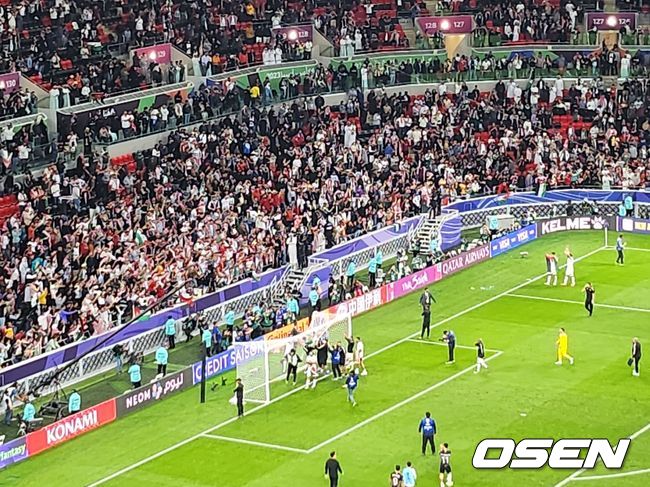[OSEN=아흐마드 빈 알리 스타디움, 고성환 기자] 승리를 만끽하는 요르단 팬들과 골대 위에 올라간 야잔 알나이마트.