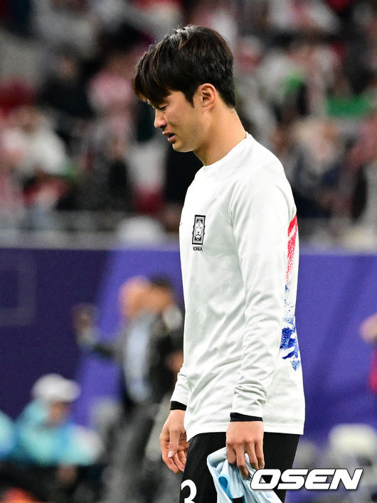 [OSEN=알라이얀(카타르), 지형준 기자] 한국이 결승 진출에 실패했다.위르겐 클린스만 감독이 이끄는 대한민국 축구대표팀은 7일 0시(한국시간) 카타르 알라이얀 아흐마드 빈 알리 스타디움에서 요르단과 2023 아시아축구연맹(AFC) 카타르 아시안컵 4강전을 치러 0-2로 패했다. 결승 진출에 실패했다. 동시에 64년 만의 우승도 일궈내지 못했다.경기를 마치고 한국 김진수가 패배를 아쉬워하며 눈물을 흘리고 있다. 2024.02.07 / jpnews.osen.co.kr