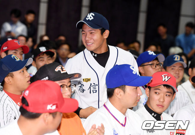 [OSEN=지형준 기자] 2018 KBO 신인 드래프트 행사에서 2차 10라운드 한화에 지명된 유신고 김진욱이 인사를 하고 있다. /jpnews@osen.co.kr