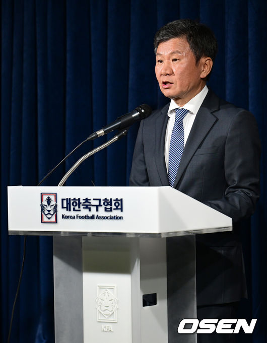 [OSEN=김성락 기자] 31일 오후 서울 종로구 대한축구협회 축구회관에서 징계 사면권 재심의 임시 이사회가 열렸다. 지난 28일 대한축구협회(KFA)에서 발표한 징계 중인 축구 100인에 대한 ‘기습 사면 조치’에 대해 거센 비난이 쏟아지면서 재심의를 결정했다.정몽규 대한축구협회 회장이 입장문을 발표하고 있다. 2023.03.31 /ksl0919@osen.co.kr 