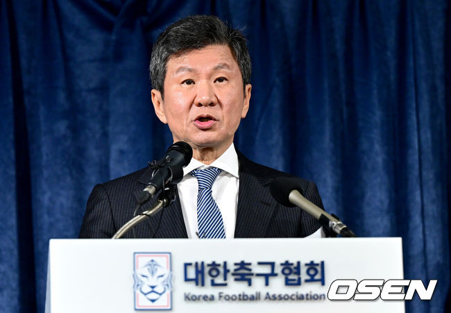 [OSEN=최규한 기자] 정몽규 대한축구협회(KFA) 회장이 16일 오후 서울 신문로 축구회관에서 열린 축구 대표팀 사안 관련 임원회의를 마치고 입장을 발표했다. 이번 회의에는 정몽규 회장 및 주요 임원진이 참석해 위르겐 클린스만(60) 대한민국 대표팀 감독 경질 여부를 논의했다.정몽규 대한축구협회 회장이 클린스만 감독 경질을 비롯한 회의 결과를 발표하고 있다. 2024.02.16 / dreamer@osen.co.kr