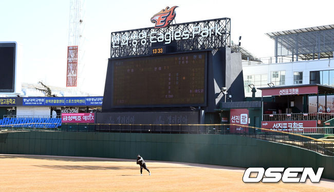 [OSEN=대전, 박준형 기자] MLB 직장 폐쇄 때 대전 한화생명이글스파크를 찾은 류현진이 캐치볼을 하고 있다. 2022.02.23 / soul1014@osen.co.kr