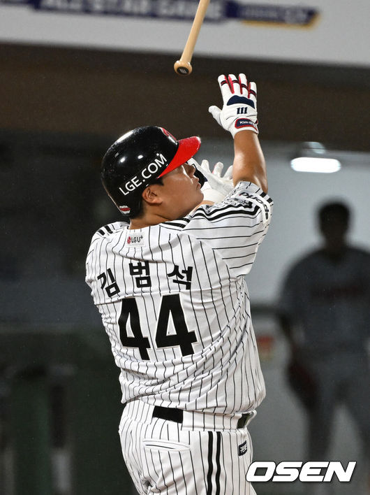 [OSEN=부산, 이대선 기자] 14일 오후 부산 사직야구장에서 2023 신한은행 SOL KBO 퓨처스 올스타전이 열렸다.5말 2사 1,2루에서 북부리그 올스타 김범석이 좌중월 스리런 홈런을 치고 있다. 2023.07.14 /sunday@osen.co.kr