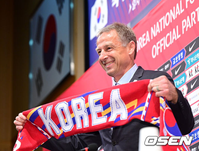 [OSEN=파주, 최규한 기자] 위르겐 클린스만(59) 대한민국 축구대표팀 신임 감독이 9일 오후 경기도 파주 국가대표트레이닝센터(NFC)에서 취임 공식 기자회견을 가졌다.클린스만 신임 축구대표팀 감독이 기자회견을 앞두고 포즈를 취하고 있다. 2023.03.09 / dreamer@osen.co.kr