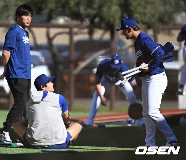 [OSEN=글렌데일(미국 애리조나주), 이대선 기자] 14일(한국시간) 미국 애리조나주 글렌데일 캐멀백 랜치에서 2024 메이저리그 LA 다저스의 스프링캠프가 진행됐다.LA 다저스 야마모토 요시노부가 오타니 쇼헤이에게 인사를 하고 있다. 2024.02.14 /sunday@osen.co.kr