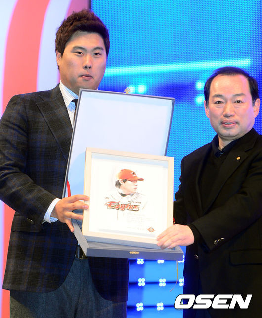 MLB 진출 기념 환송회에서 류현진(왼쪽)이 정승진 한화 대표이사로부터 감사패를 건네받고 있다. 2013.01.05 /OSEN DB