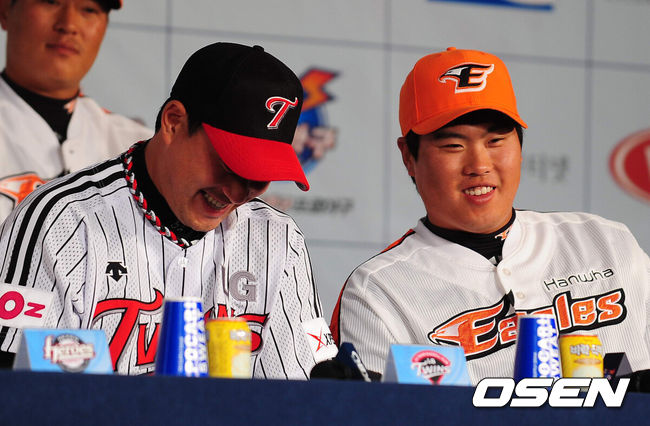 [OSEN=손용호 기자] 2010년 KBO 미디어데이 때 LG 봉중근과 웃으며 말하는 한화 류현진(오른쪽).  2010.03.22 /spjj@osen.co.kr