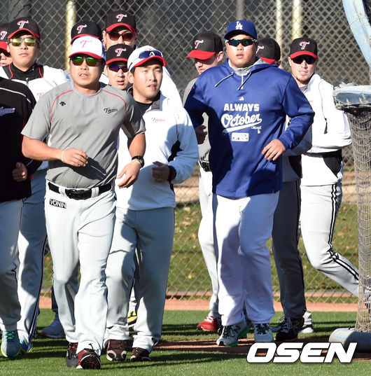 [OSEN=글렌데일(애리조나),손용호 기자] LA 다저스 시절 류현진(오른쪽)이 LG 캠프에서 같이 훈련 중이다. /spjj@osen.co.kr