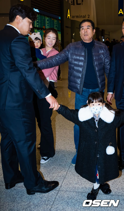 [OSEN=인천공항, 민경훈 기자] 12년 만에 한화 이글스 유니폼을 입은 ‘코리안 몬스터’ 류현진(37)이 한화 선수단의 2차 스프링캠프가 차려진 일본 오키나와로 합류하기 위해 23일 오전 인천국제공항을 통해 출국했다.한화는 지난 22일 류현진과 8년 총액 170억원 계약을 공식 발표했다. 류현진이 출국장으로 향하며 아버지 류재천씨와 아내 배지현 아나운서 및 자녀들과 인사를 나누고 있다. 2024.02.23 / rumi@osen.co.kr