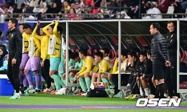 [OSEN=도하(카타르), 지형준 기자] 대굴욕이다. 중국 축구가 사상 최초로 조별리그 3경기에서 한 골도 넣지 못했다.중국은 23일 0시(이하 한국 시간) 카타르 알라이얀 칼리파 인터내셔널 스타디움에서 열린 2023 아시아축구연맹(AFC) 카타르 아시안컵 A조 3차전에서 카타르에 0-1로 패했다.결국 중국은 3경기 2무 1패, 0득점 1실점이라는 굴욕적인 성적표로 조별리그를 마감했다. 중국이 조별리그 3경기에서 단 1승도 거두지 못한 것, 그리고 한 골도 넣지 못한 것 모두 역사상 처음 있는 일이다.중국 벤치의 코칭스태프와 선수들이 아쉬워하고 있다. 2024.01.22 / jpnews.osen.co.kr