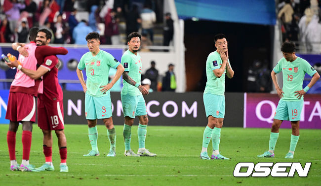 [OSEN=도하(카타르), 지형준 기자] 대굴욕이다. 중국 축구가 사상 최초로 조별리그 3경기에서 한 골도 넣지 못했다.중국은 23일 0시(이하 한국 시간) 카타르 알라이얀 칼리파 인터내셔널 스타디움에서 열린 2023 아시아축구연맹(AFC) 카타르 아시안컵 A조 3차전에서 카타르에 0-1로 패했다.결국 중국은 3경기 2무 1패, 0득점 1실점이라는 굴욕적인 성적표로 조별리그를 마감했다. 중국이 조별리그 3경기에서 단 1승도 거두지 못한 것, 그리고 한 골도 넣지 못한 것 모두 역사상 처음 있는 일이다.중국 선수들이 패배를 아쉬워하고 있다. 2024.01.22 / jpnews.osen.co.kr