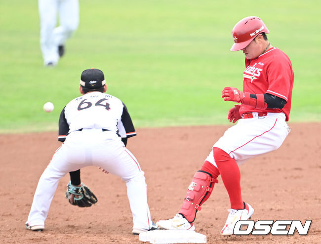 [OSEN=타이난(대만), 김성락 기자] 27일 오후 대만 타이난시 남구 타이난 시립 야구장에서 SSG랜더스와 대만프로야구 퉁이 라이온스의 연습경기가 열렸다.3회초 2사 SSG 추신수가 2루타를 날린 뒤 세이프되고 있다. 2024.02.26 / ksl0919@osen.co.kr